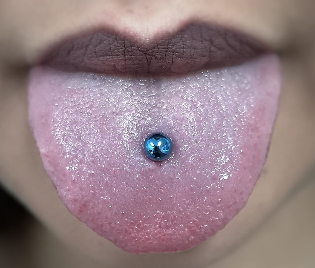 piercing alla lingua. tongue piercing